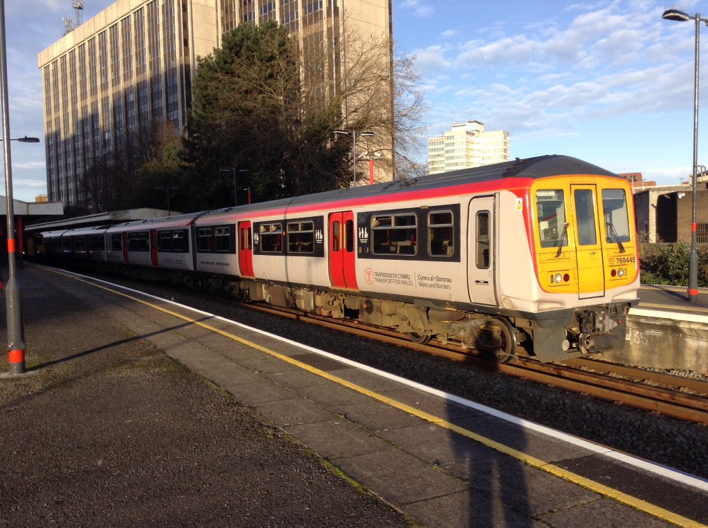 loypass_SCCar's tweet photo. 🚈 First taster of the @tfwrail #class769 Flex. Even observed at a stand, externally, short of wired-up Valleys (as yet!), this is another top example of a quiet machine in either mode. #bimode #Cardiff https://t.co/sZwknE8Y4f