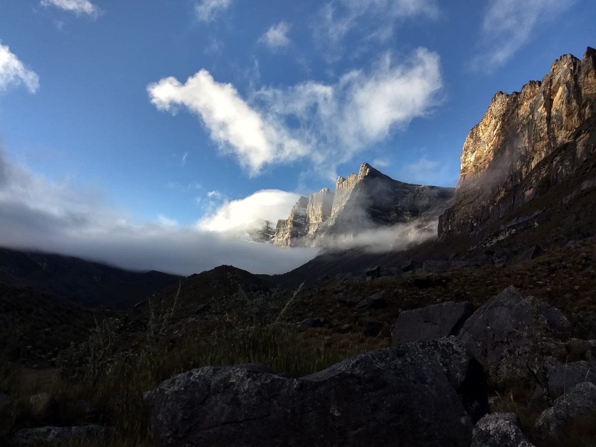 ParquesColombia's tweet photo. ¿Qué tal la cara oriental del Parque Nacional Natural El Cocuy?

Alejandro Mosquera guardaparque del área nos deja deleitar con esta espectacular vista. https://t.co/zrMoXAO5QP