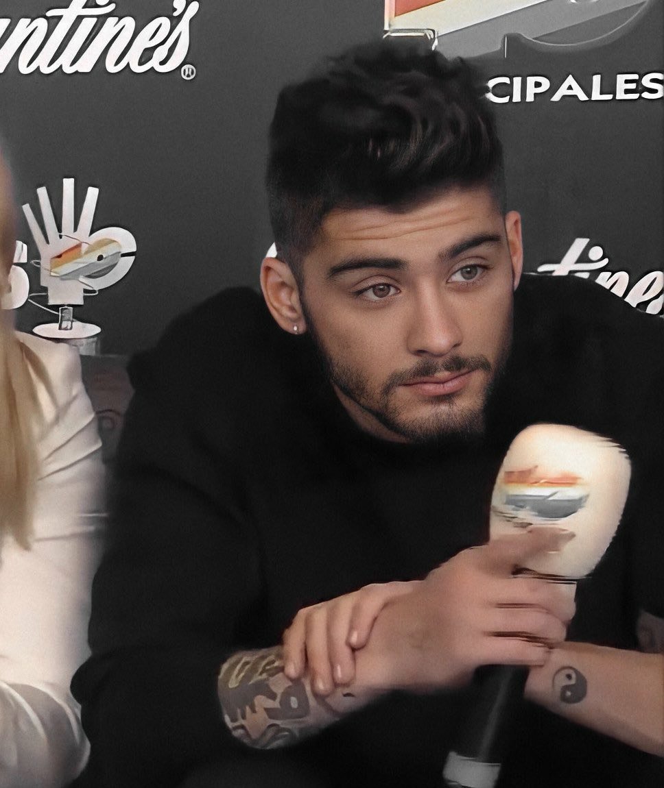 shakiba_l's tweet image. CONGRATS ZAYN #PillowTalkTo1B 
#PillowTalk1B