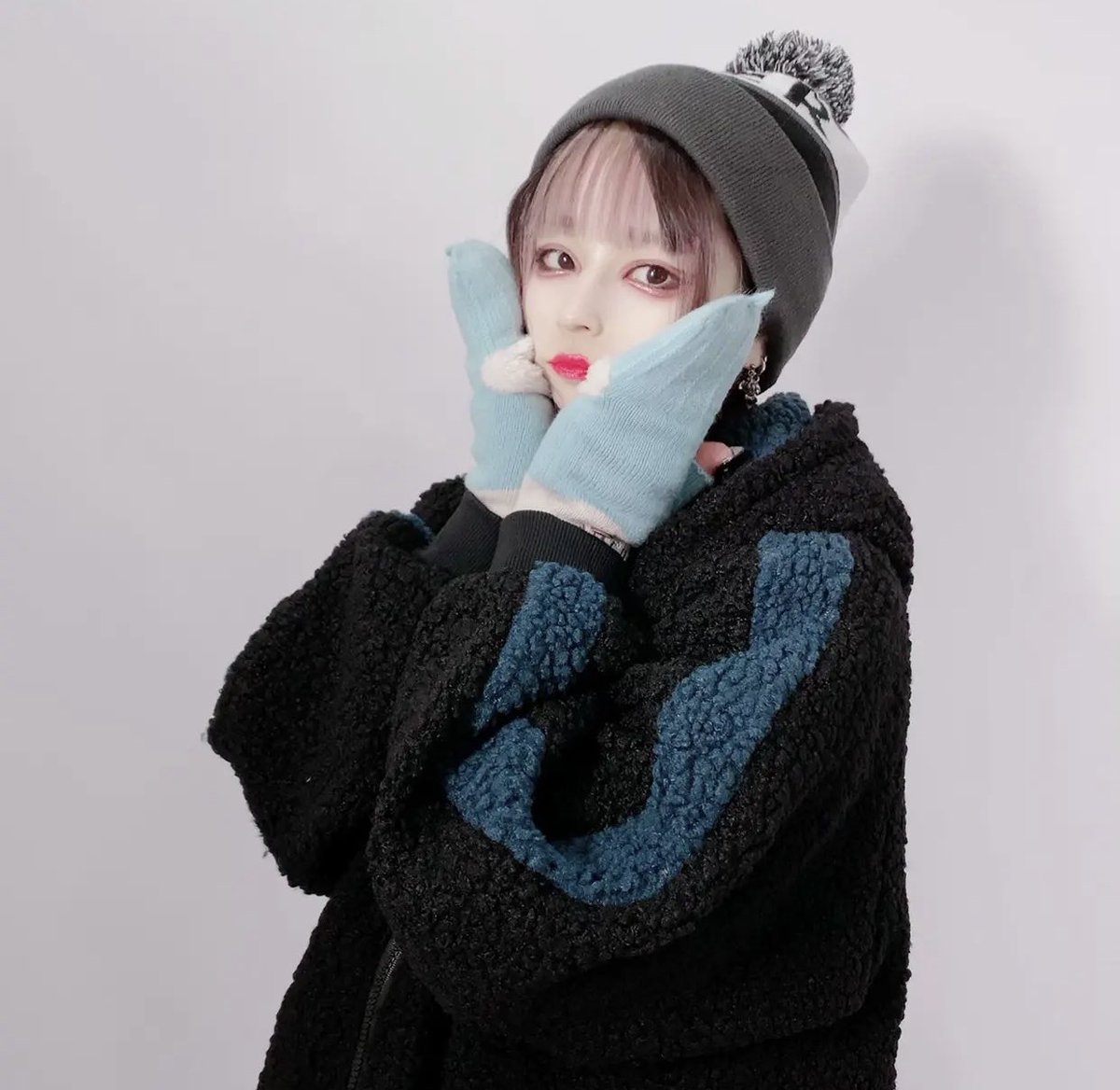 NieR_tokyo's tweet photo. 🎁本日〆切プレゼント企画🎁

内側ふわもこ2WAY手袋
【パステルブルー】

🎁5名様にプレゼント🎁

◼応募方法
フォロー(@NieR_tokyo) &amp; RT
◼締切〆  本日24時

※鍵垢の方も対象内です。
是非ご参加ください🙇‍♂️🙇‍♀️ https://t.co/aSkKRHL0Dm
