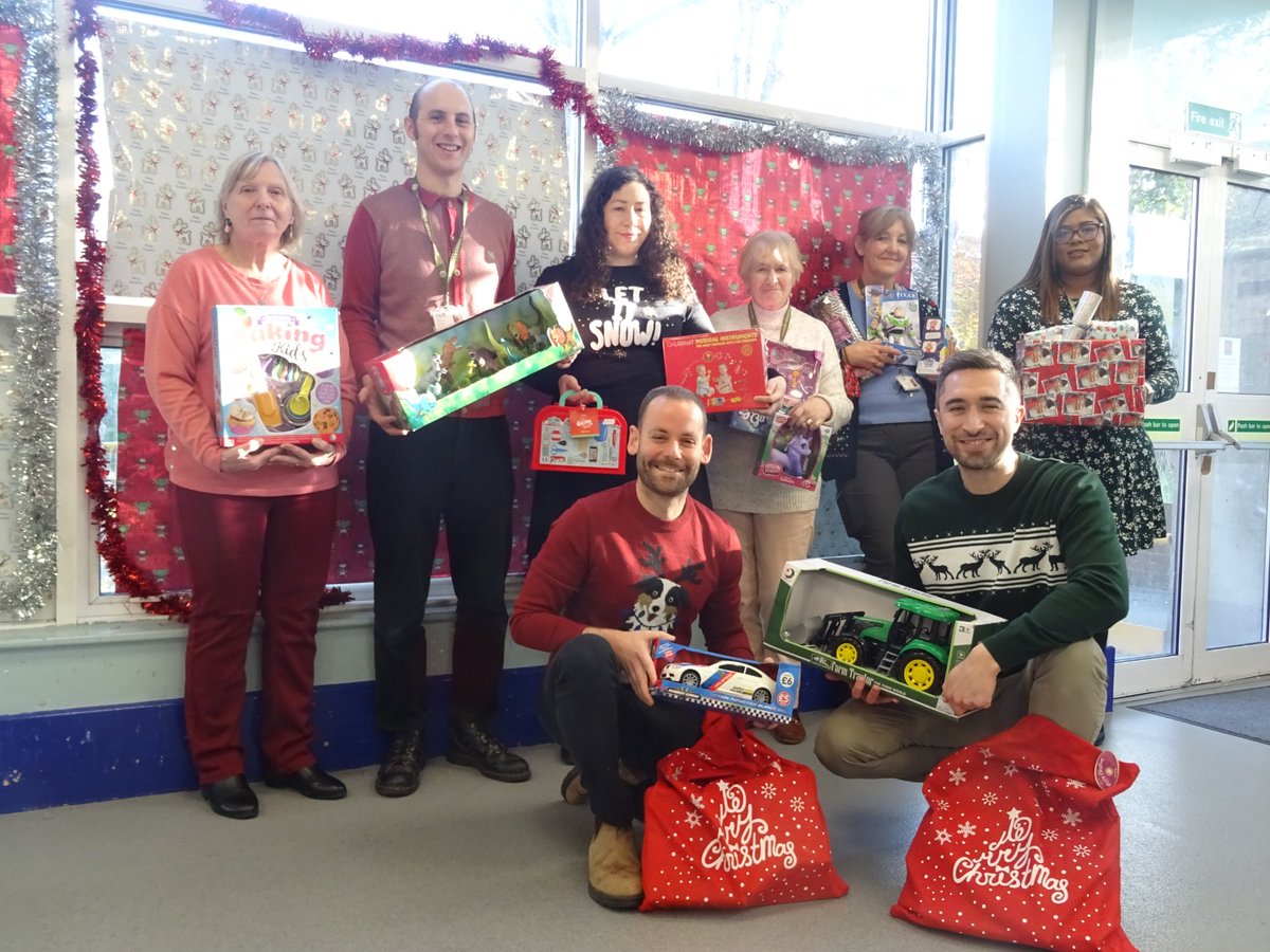 LewishamCouncil's tweet photo. Don’t forget to add the Mayor of Lewisham’s #WinterAppeal to your present list. 

This year we’re helping local charities @The999Club &amp; @VSL_UK provide gift wrapped presents 🎁 🎁🎁 for vulnerable children. 

To donate 👇 👇👇
https://t.co/vG6afhg7Sa https://t.co/735EpLUuU3