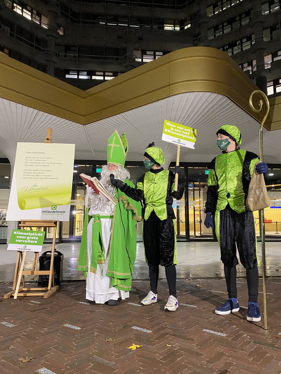 milieudefensie's tweet photo. De Klimaatsint staat klaar om de Kamerleden vlak voor het #IMVO-debat toe te spreken over een #klimaatplicht. Help jij zijn boodschap te verspreiden?

Doe snel nog mee met de twitterstorm! Tweet nu 📲 https://t.co/bisU4EEZUK 

Bedankt @oxfamnovib voor het groene sint pak! ♻️ https://t.co/kHQWUTYrOf