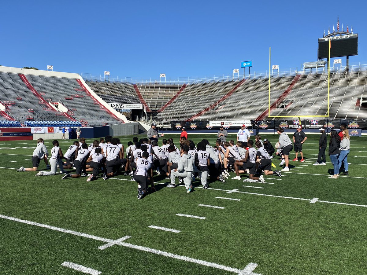 LukeMatheson's tweet image. Coach Bobby Bolding addressing the White Hall Bulldogs at War Memorial Stadium. Listen to the game live on 98.1 The Hog FM! @bulldogs_wh @DeltaplexNews