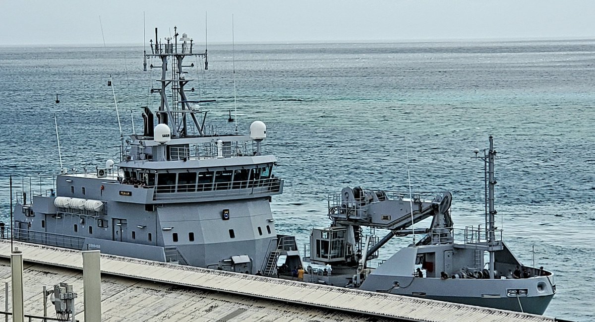 BoatSrv's tweet photo. Welkom #ZrMsPelikaan in Aruba! U aan bakboord, #Zr.Ms.Holland aan stuurboord. Niet allerdaagse buren 😉 https://t.co/tzYyfp9igj