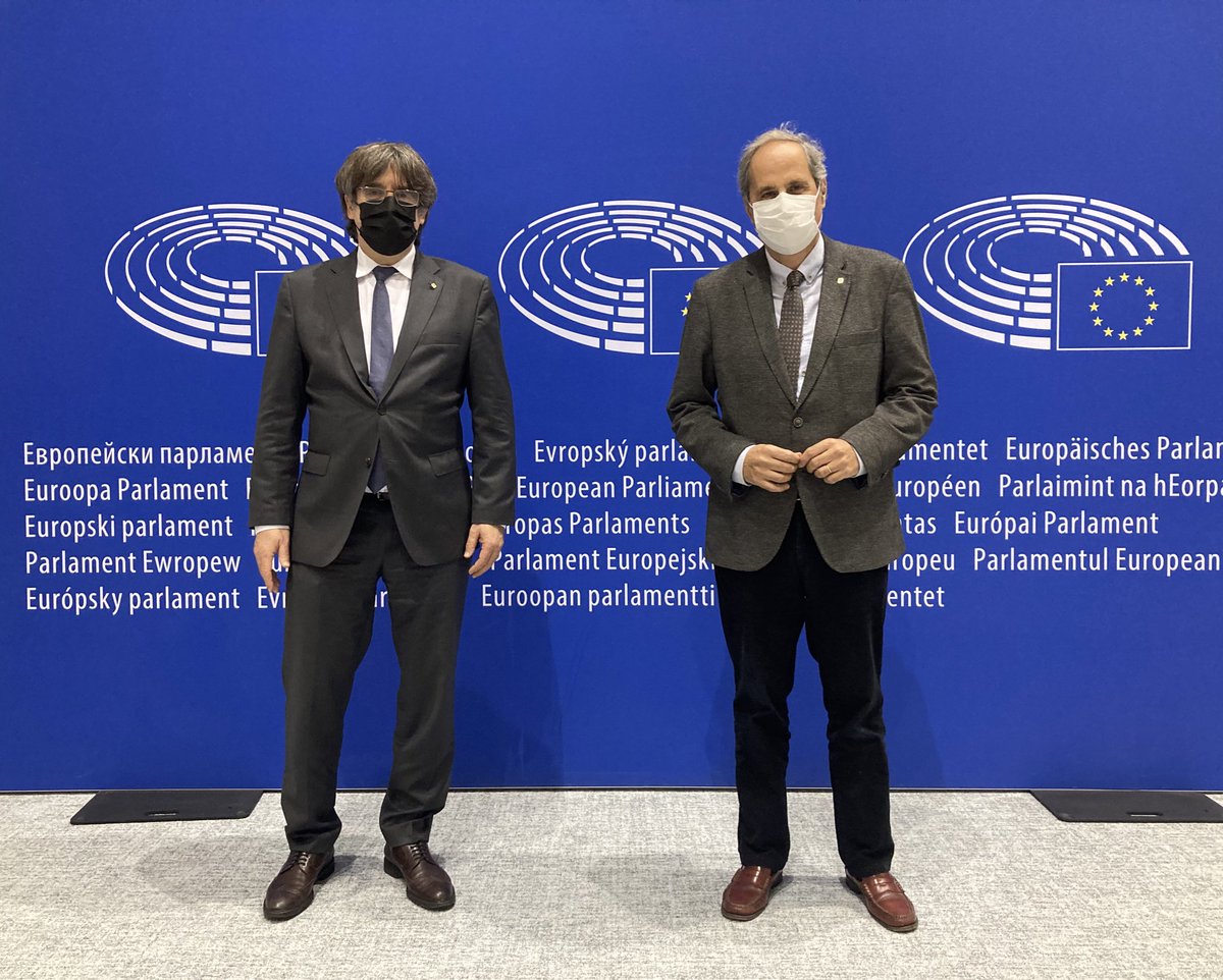 QuimTorraiPla's tweet photo. Ens hem reunit aquesta tarda amb el president @KRLS Puigdemont al Parlament Europeu per analitzar el moment polític i les opcions per culminar la independència. No ens rendirem mai. Sempre endavant! https://t.co/qFQhC3Dvm3