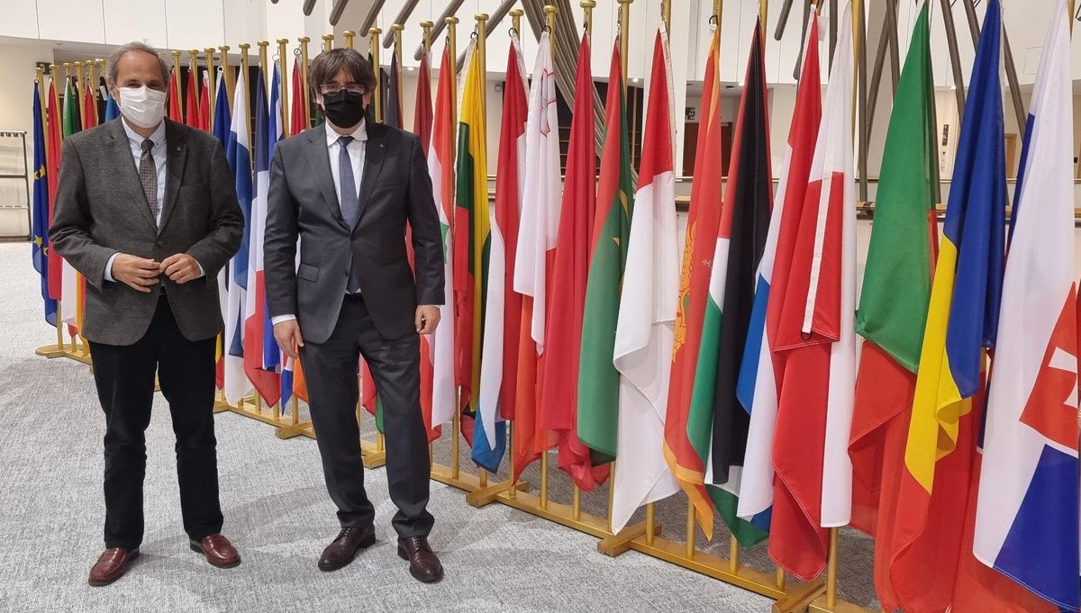 QuimTorraiPla's tweet photo. Ens hem reunit aquesta tarda amb el president @KRLS Puigdemont al Parlament Europeu per analitzar el moment polític i les opcions per culminar la independència. No ens rendirem mai. Sempre endavant! https://t.co/qFQhC3Dvm3