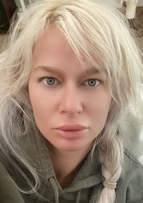 Bed head&hellip; I love my work but I really hate getting ready. Ugh. https://t.co/voLiY6pj4A