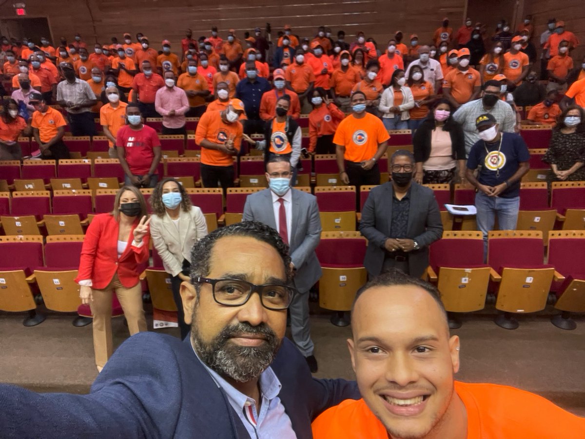 JuanSalasRD's tweet photo. Alegres, música preventiva por Randy y con una selfie concluimos el “1er Seminario Nacional Voluntriado y Responsabilidad Social Corporativa, Beneficios Socioeconómicos, Oportunidades y Desafíos” e inicia una nueva etapa en @defensacivilrd para nuestros héroes naranja. https://t.co/cURlrttrSS