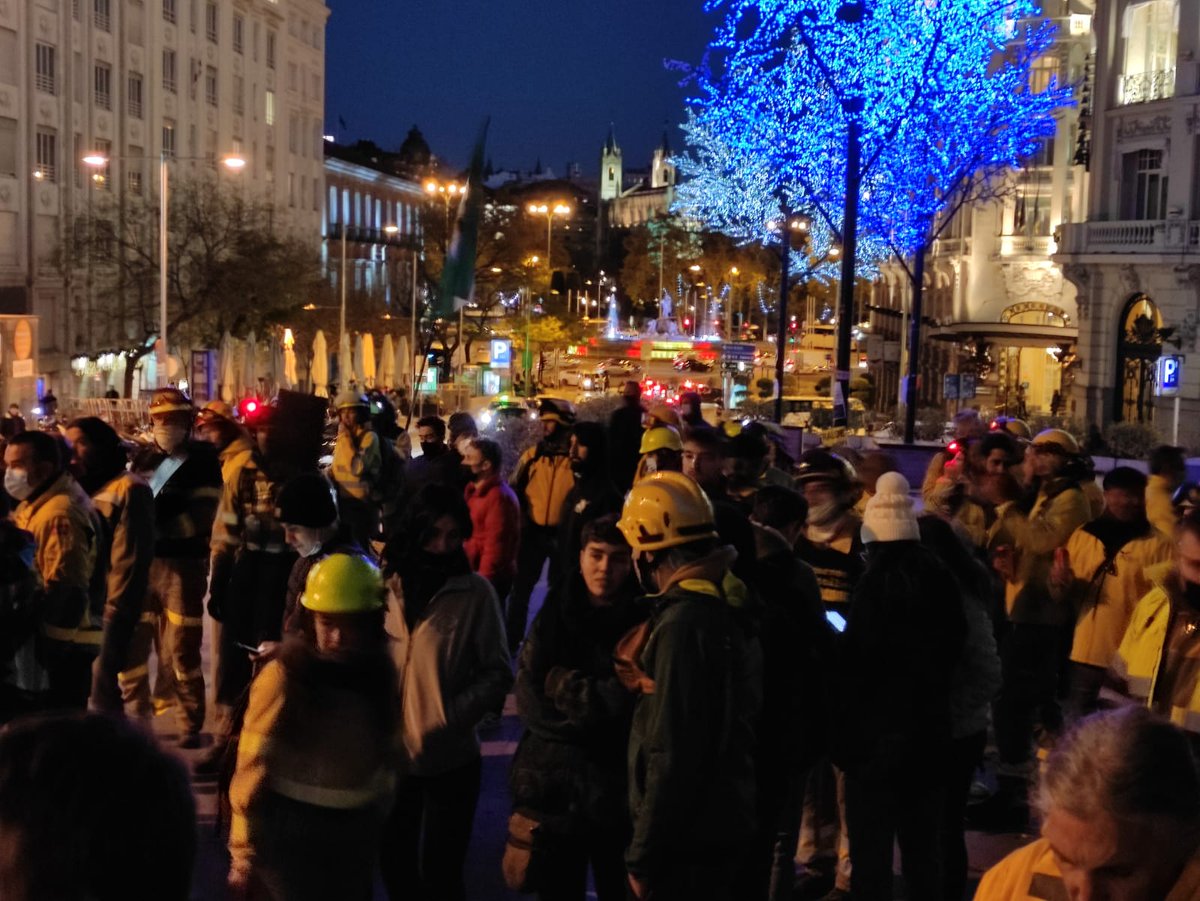 OSTAsindicato's tweet photo. 🔴 Hoy nos movilizamos junto a @PASBF por Estatuto Básico de Bombero Forestal frente @Congreso_Es.

📜 Hacemos entrega de 260.000 firmas por nuestro derechos.

✊ Seguimos luchando para conseguir el Estatuto, algo que consideramos imprescindible para el futuro de este colectivo. https://t.co/XjzLIaMle3