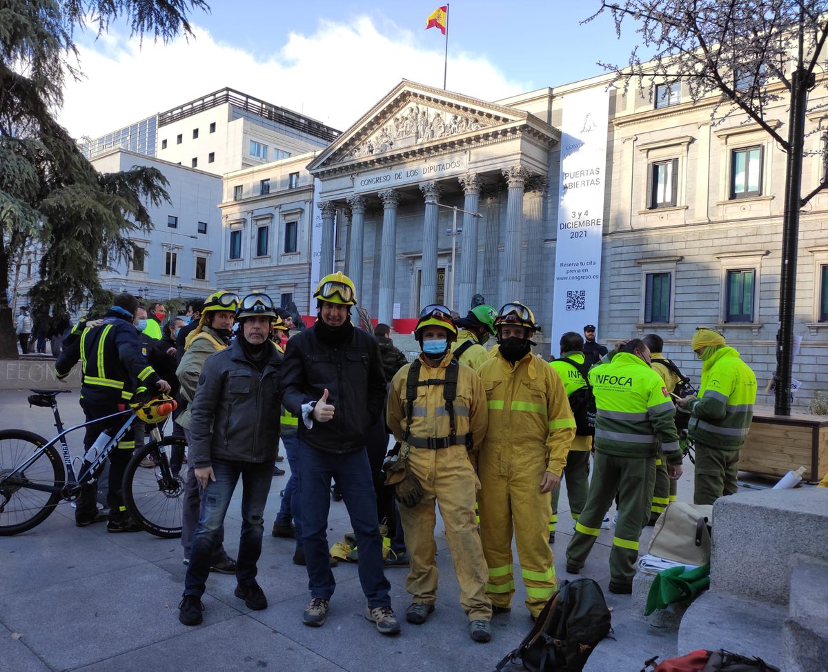 OSTAsindicato's tweet photo. 🔴 Hoy nos movilizamos junto a @PASBF por Estatuto Básico de Bombero Forestal frente @Congreso_Es.

📜 Hacemos entrega de 260.000 firmas por nuestro derechos.

✊ Seguimos luchando para conseguir el Estatuto, algo que consideramos imprescindible para el futuro de este colectivo. https://t.co/XjzLIaMle3