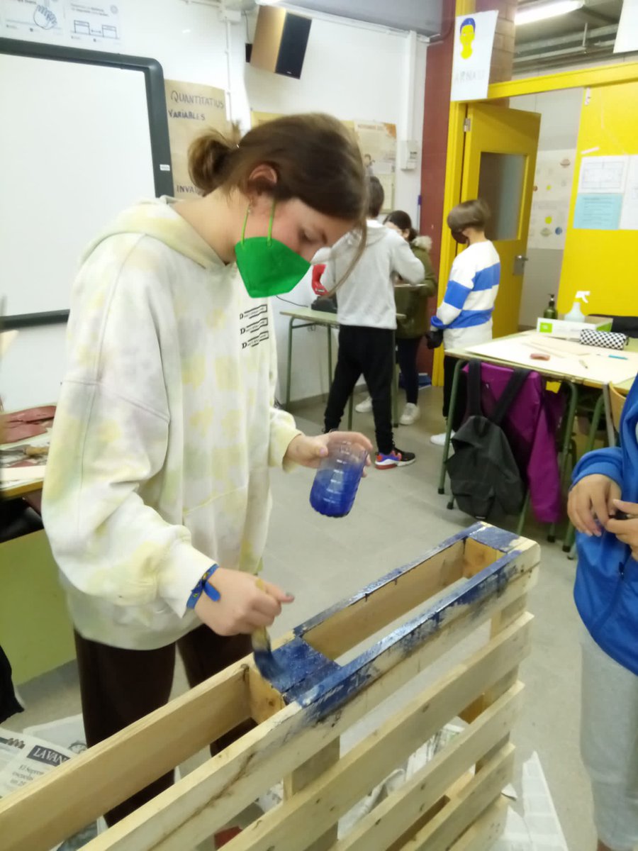 InsDali's tweet photo. L'alumnat de 1rAESO ha acabat de construir el seu hort vertical. Han planificat com el volien, què hi volien plantar i com el regaran. Ara cal cuidar-lo durant tot el curs per tenir-ne una bona collita! Felicitats per tota la feina! @ElPratEA #escolessosteniblesprat https://t.co/a6hKg3J6Ew