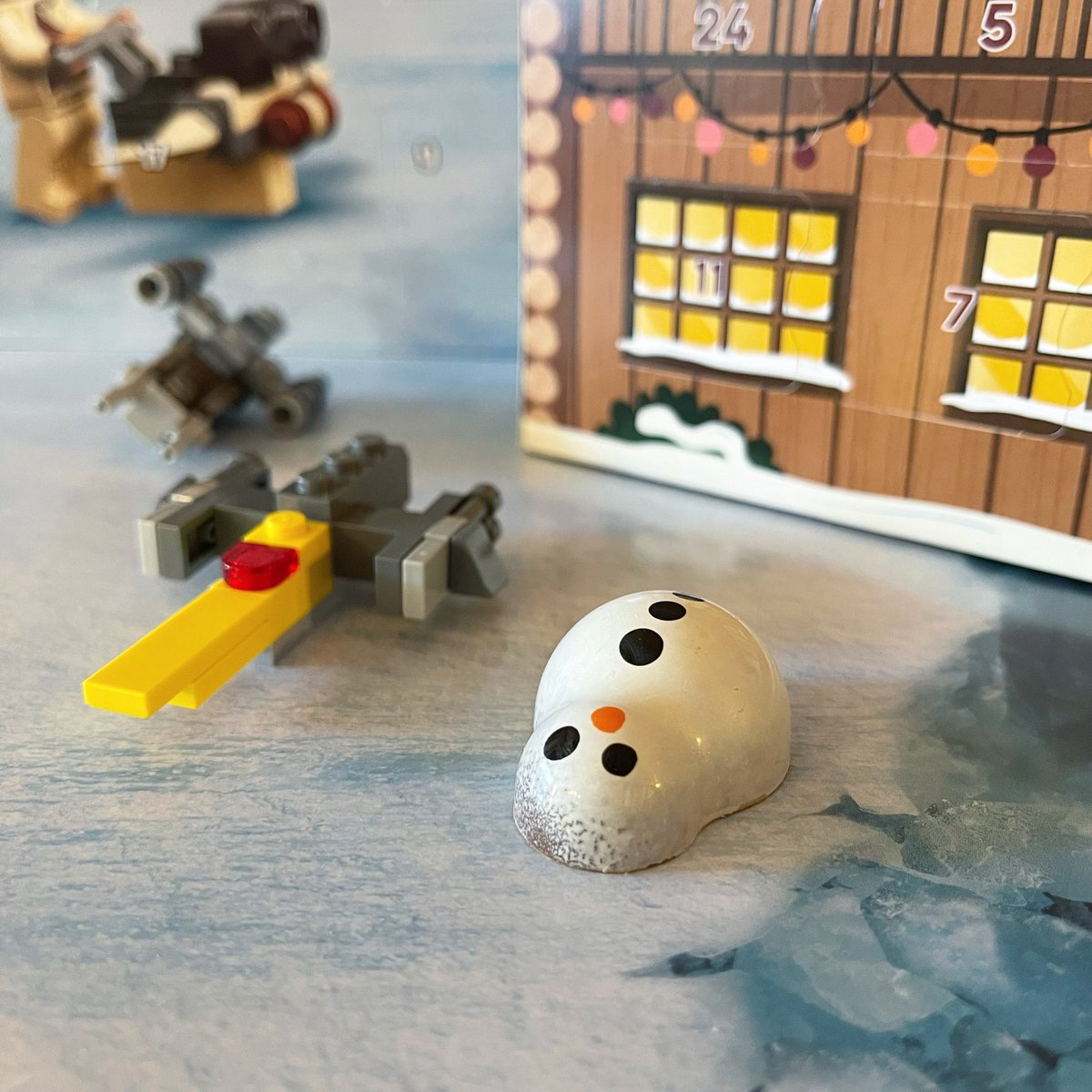 Advent Day 2: Riot Mar Starfighter (I had to Google this one - From S1 Mandalorian!) & Orange chocolate snowman. @lego @TherapyCocoa #adventcalendar