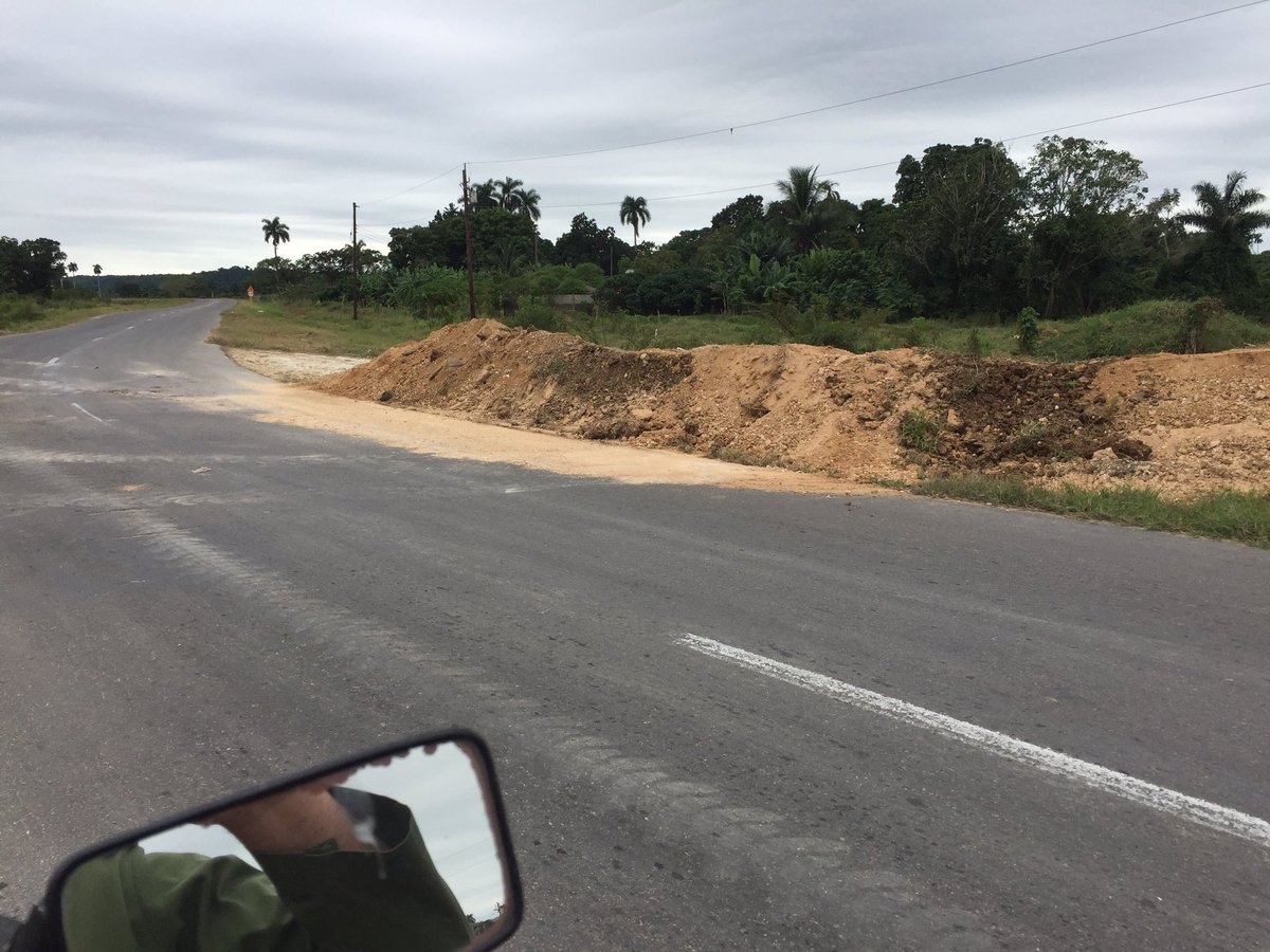 Roberto68107150's tweet photo. Culminan los trabajos planificados hasta la fecha en el canal magistral de San José de las Lajas, para evitar las inundaciones del caserío de Gran Panel 70, en conmemoración del 65 aniversario de las #FarCuba.
#DefensaCivilMayabeque #EliminandoVulnerabilidades
#PuebloUniformado https://t.co/mYQXuGfuDG