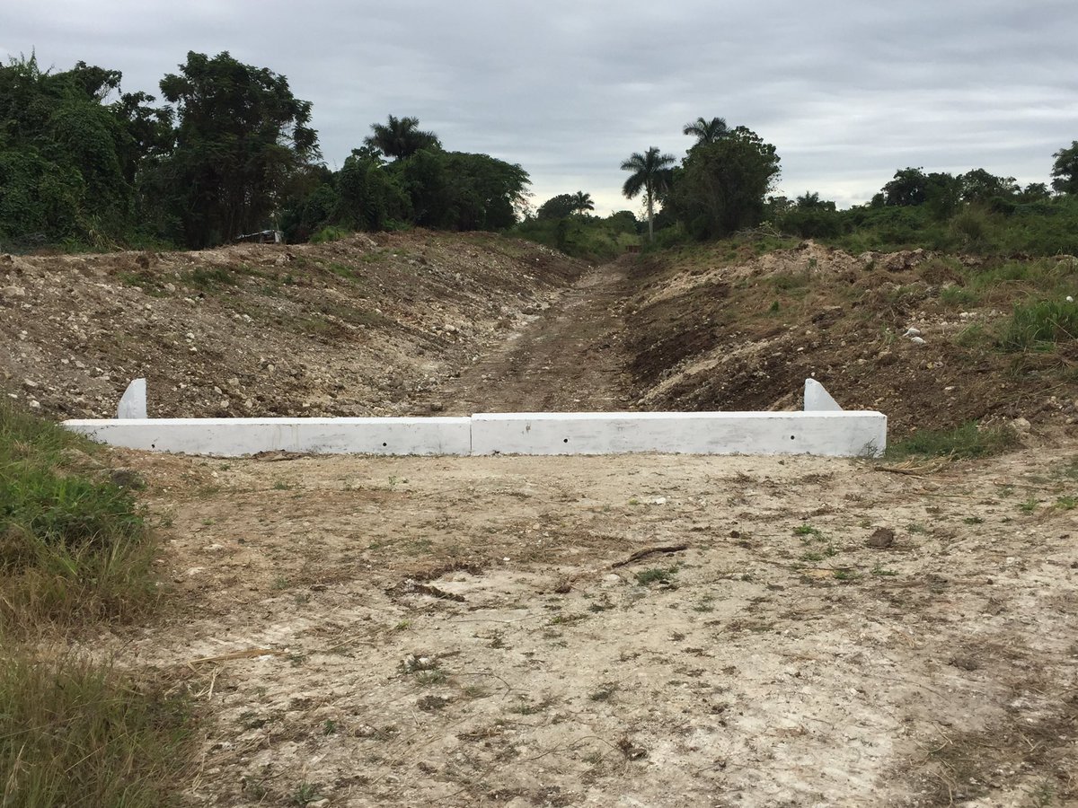 Roberto68107150's tweet photo. Culminan los trabajos planificados hasta la fecha en el canal magistral de San José de las Lajas, para evitar las inundaciones del caserío de Gran Panel 70, en conmemoración del 65 aniversario de las #FarCuba.
#DefensaCivilMayabeque #EliminandoVulnerabilidades
#PuebloUniformado https://t.co/mYQXuGfuDG