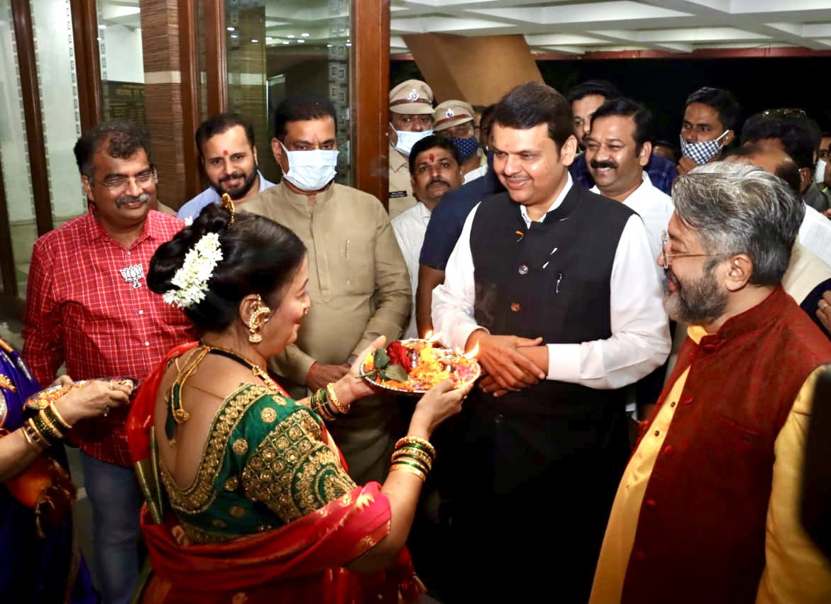 Dev_Fadnavis's tweet image. ज्येष्ठ निरुपणकार डॉ. सच्चिदानंद शेवडे यांच्या षष्ठ्यब्दीपूर्तीच्या सोहळ्याला उपस्थित राहून आज त्यांचा हृदय सत्कार केला. ‘डाव्यांची विषवल्ली’ या पुस्तकाचे प्रकाशन केले.
ज्येष्ठ विचारवंत सु. ग. शेवडे, केंद्रीय मंत्री कपिल पाटील जी, रवींद्र चव्हाण आणि इतरही उपस्थित होते.
#Dombivli