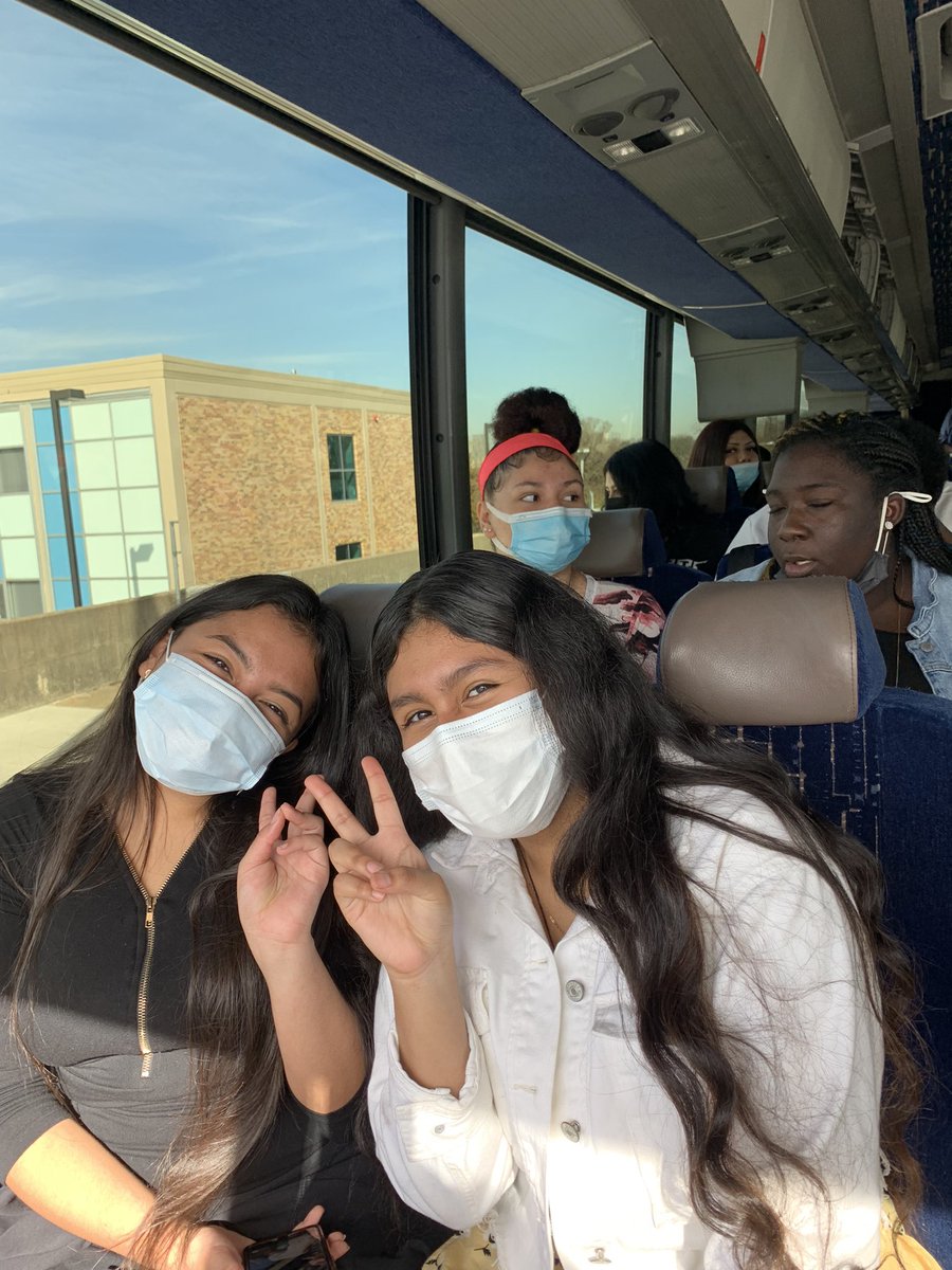 RooseveltHS_Dal's tweet photo. Mustang choir students are en  route to see Hamilton. https://t.co/SiC78GJJYS