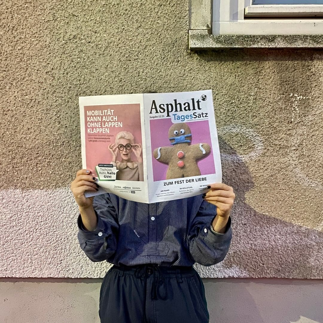documenta__'s tweet image. You can now buy the new issue of Asphalt Magazine on the streets of Kassel, Hanover, and Göttingen! 💫 It is dedicated to the mini-majelis, which are the mini assemblies of lumbung artists. Can&apos;t make it? Order it digitally at vertrieb@asphalt-magazin.de. 📰