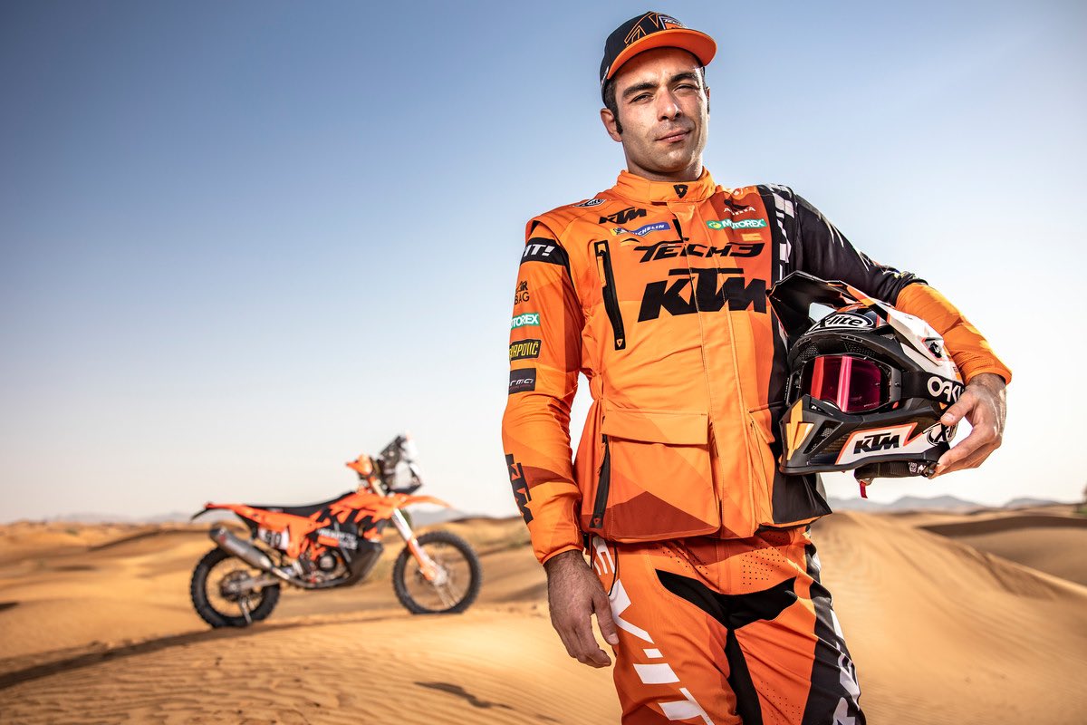 Petrux9's tweet photo. Just a reminder that is less than a month to @dakarrally 
Solo per ricordare che manca meno di un mese alla @dakarrally
•
•
@KTM_Racing @Tech3Racing #KTM  #ReadyToRace #nolan #xlite #revitracing #revitofficial #formaboots @wearfauna  @Kyrrexcom #motogp #petrux #petrux9 #dakar https://t.co/MLBwpI7bdJ