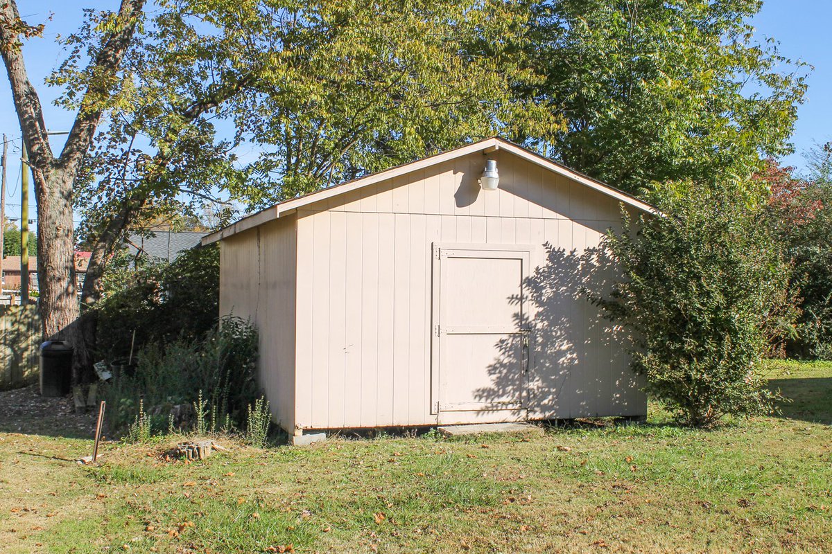 BobParksAuction's tweet photo. All brick, 1786 sq. ft. home w/ 3 BR, 2 full baths, eat-in kitchen, covered patio, 2 car carport, paved drive &amp; lots of storage...all on a landscaped lot with mature trees. 
ABSOLUTE ESTATE AUCTION - Dec 4 @ 10:00am
700 Dry Creek Road, Smithville https://t.co/rFHZjWT9Af https://t.co/fwIZUSDyNs