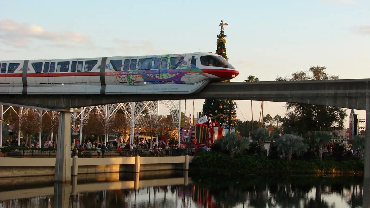 disneypicaday's tweet photo. Keeping the deep nostalgic feels for #ThrowbackThursday #LightsOfWinter at #EPCOT for #Christmas https://t.co/zQTye95ylS