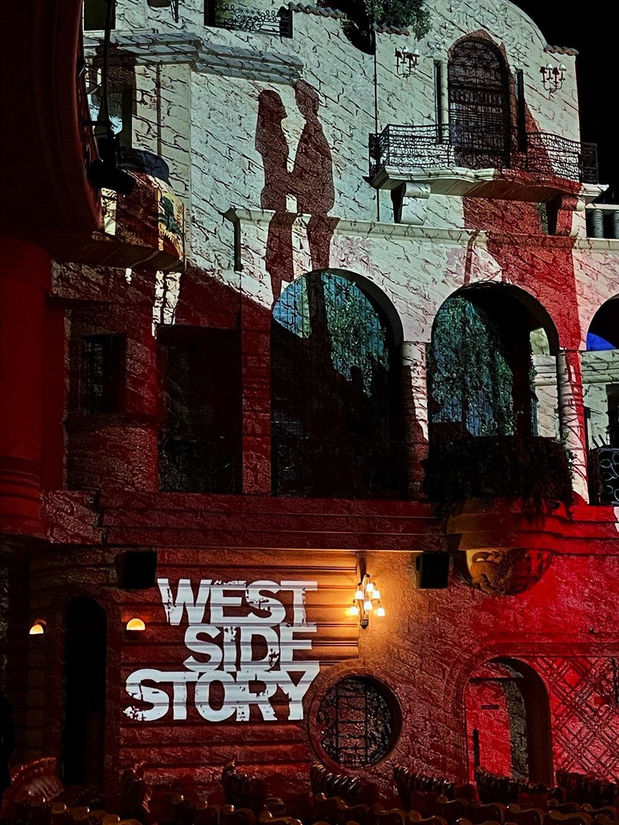 Avant première de #WestSideStory au #grandrex 
#StevenSpielberg revisite et dépoussière le mythe.
Hâte d’en prendre plein les yeux et les oreilles merci #Disney