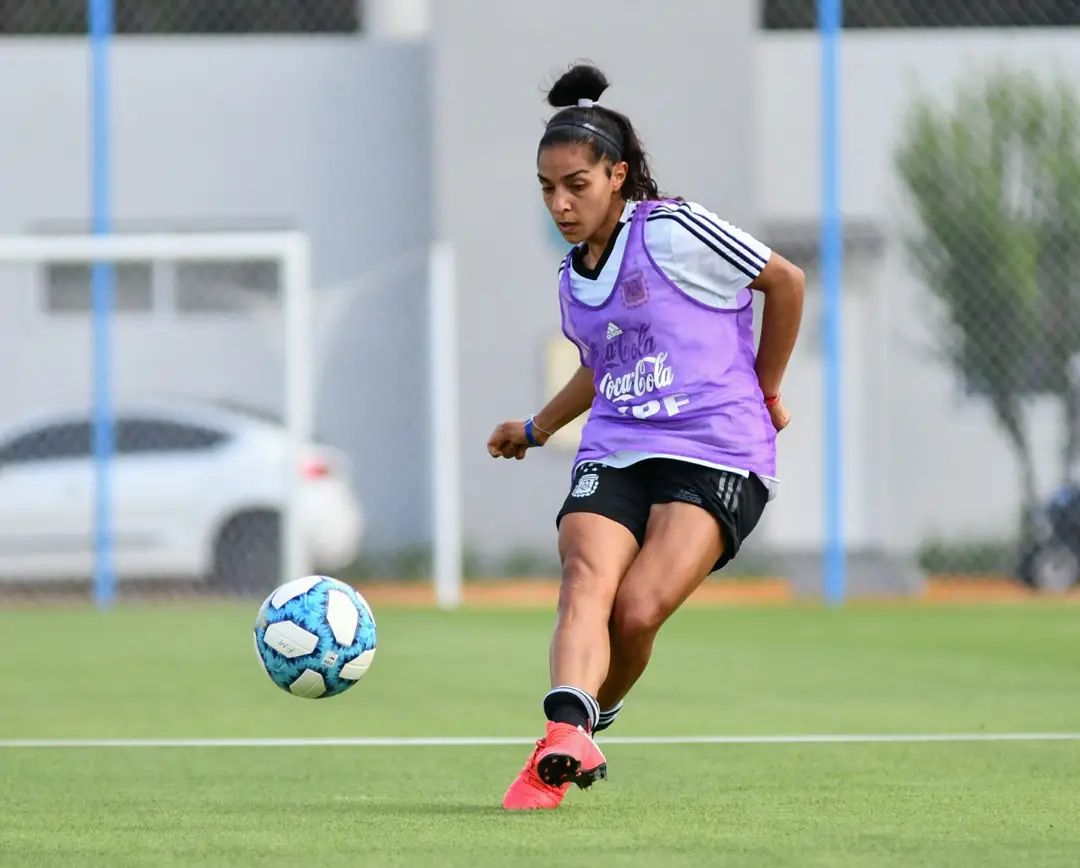 Estandarte_Trip's tweet photo. #Selección 🐺⚽️ | TRIPERA A LA SELECCIÓN 

👉 La jugadora de @FemeninoCGE, @azuloszczyk, fue citada nuevamente a la Selección Argentina Sub-20.  

- ¡Felicitaciones!

#CGE #GELP https://t.co/k0NFH4C3rR