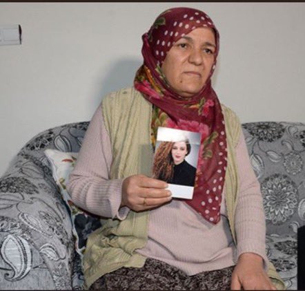Ben Diyarbakır'da kaybolan 20 gündür haber alınamayan #KübraEkin 22 yaşındayım. Annemin gözleri ağlamaktan kurudu. Son görüştüğüm kişilerin bile ifadesi alınmadı. Daha önce kıyafetim nedeniyle bir erkek beni darp etti. Beni devlet koruyamıyor, aramıyor. Lütfen sesim olur musunuz?