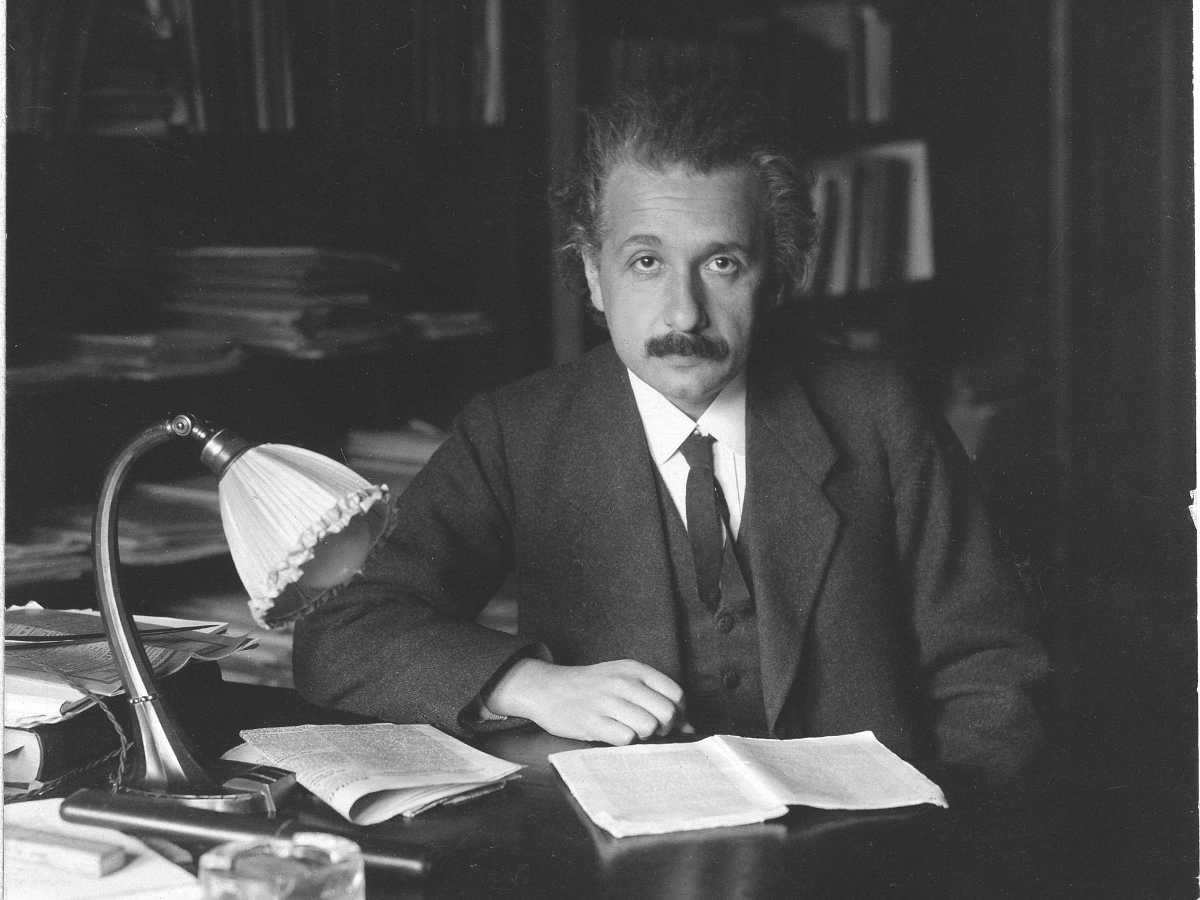 HergunYeniBilg's tweet photo. "Evrendeki en büyük israf, sorgulama yeteneğini kaybetmiş bir beyindir."
 
Albert Einstein https://t.co/yv2yFYQVlR