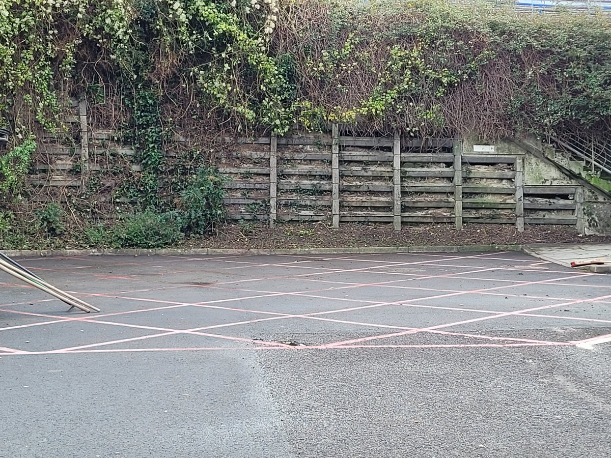 Today's event from TUSL. Thanks to the 17 volunteers who helped tidy up the car parks, roads and grounds around the Conquest hospital and along The Ridge.