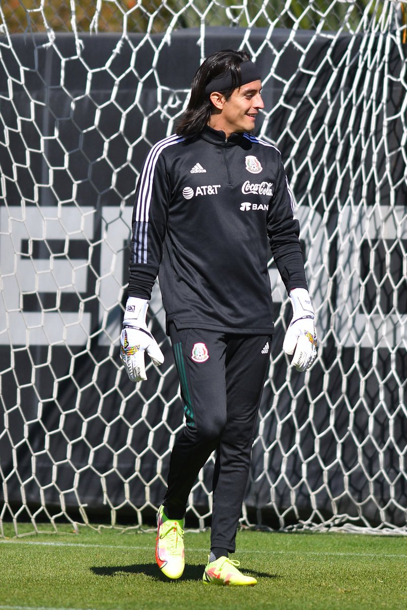 miseleccionmx's tweet image. ¡👋🏻, @AcevedoCarlos9! 🧤🇲🇽 🔥

#HechoDeLosMexicanos