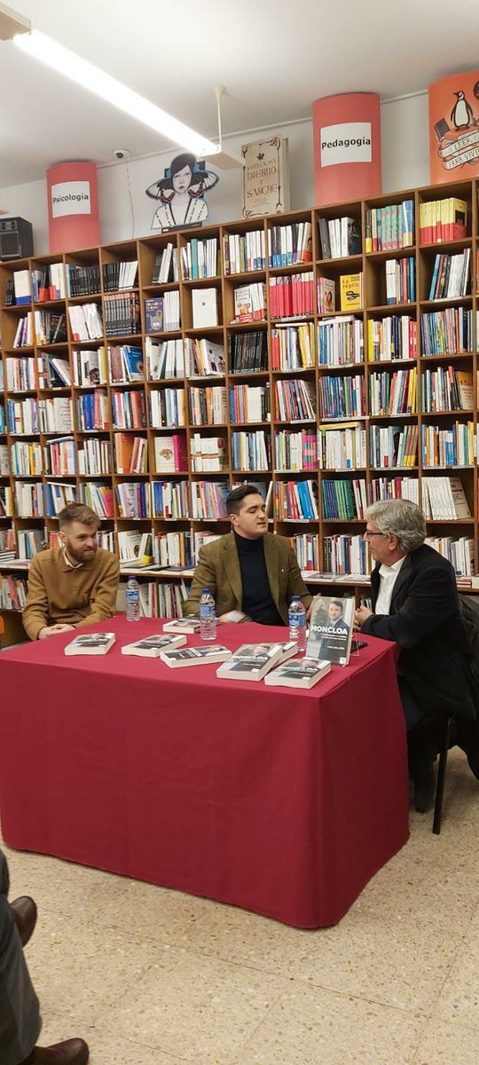 📸 Empieza la presentación de 'Moncloa', el libro sobre <a href="/thewarroomblog/">Iván Redondo</a> escrito por Toni Bolaño.