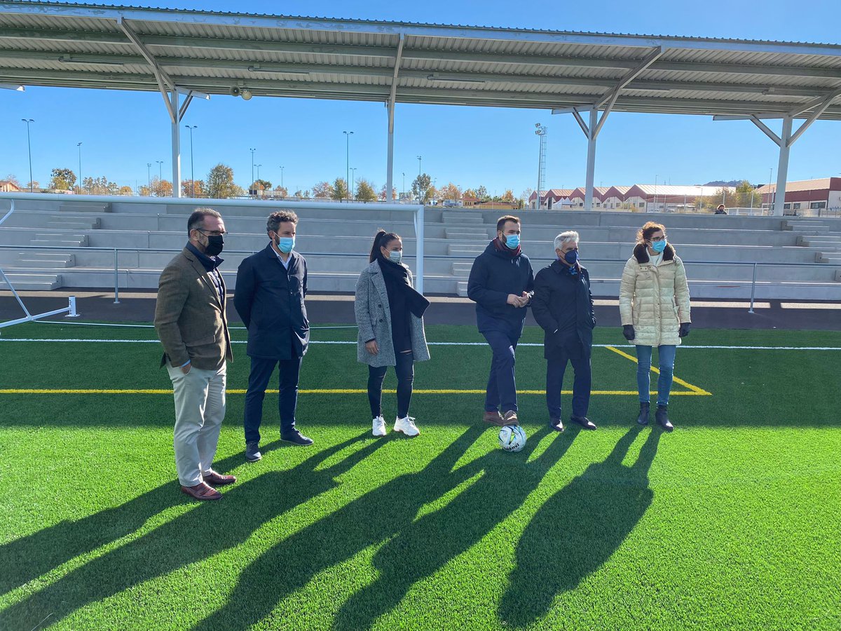 Inauguración de los nuevos Campos de Futbol de Pinilla en #Cáceres, que llevaran el nombre del Exfutbolista Extremeño, Manuel Sanchez Delgado "Manolo".

Han asistido al acto <a href="/Ayto_Caceres/">Ayuntamiento Cáceres</a>, <a href="/FedExFutbol/">Fexfutbol</a>, @Pathingeneria y <a href="/GevoraConstSA/">GevoraConstSA</a>

#futbol #instalacionesdeportivas #ingeniería