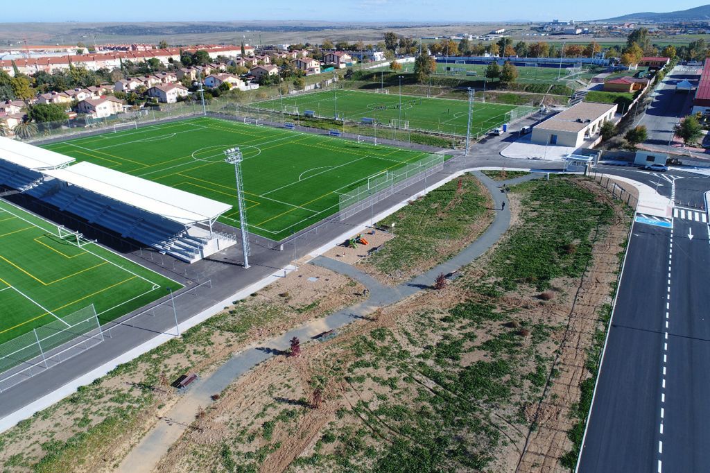 GevoraConstSA's tweet photo. Inauguración de los nuevos Campos de Futbol de Pinilla en #Cáceres, que llevaran el nombre del Exfutbolista Extremeño, Manuel Sanchez Delgado "Manolo".

Han asistido al acto @Ayto_Caceres, @FedExFutbol, @Pathingeneria y @GevoraConstSA

#futbol #instalacionesdeportivas #ingeniería https://t.co/OmVYlbeTax