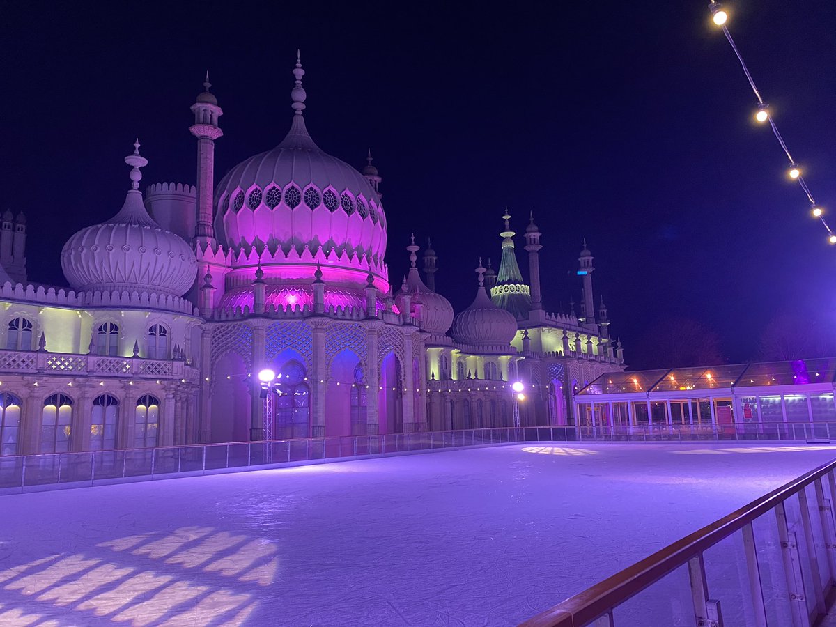 dreamsodac's tweet photo. วิวลานสเก็ตที่ Brighton ก็สวยนะเอ้อ สวยไม่แพ้ Natural History Museum เลย เพื่อนถามว่าจะไปทัวร์ลานสเก็ตน้ำแข็งทั่ว UK เลยหรอ 😂 https://t.co/rvQurtRsNF