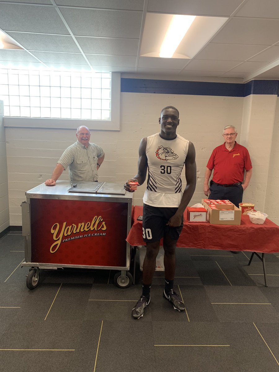 bulldogs_wh's tweet image. Great Thursday practice @WMStadium and big thank you to @Yarnells for feeding our guys ice cream #4th&amp;amp;1ED