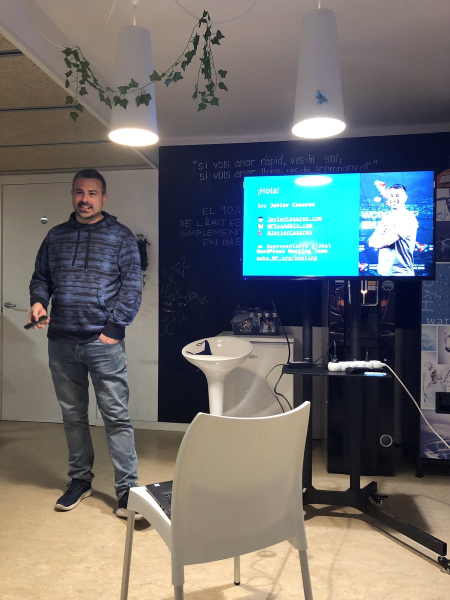 Volvemos a las Girona WordPress Meetup en presencial <a href="/wpgirona/">Girona WordPress Meetup</a> con <a href="/JavierCasares/">Javier Casares</a> compartiendo lo que se viene en temas de #Performance #WordPress #WPO 🚀 #Girona Gracias <a href="/CoEspai/">CoEspai Coworking & Hub Creatiu</a> 🤍