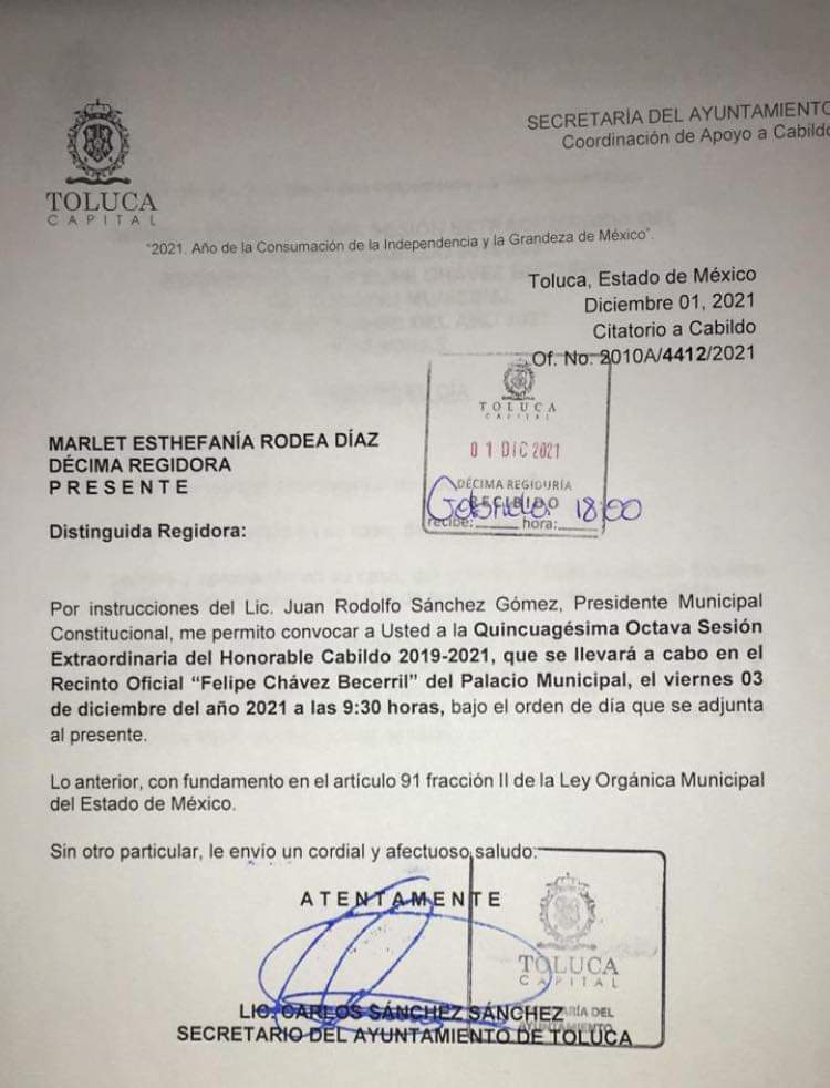 MarletRodea's tweet photo. En estos momentos, el Presidente Municipal de Toluca está presentando el 3er informe de Gobierno. 
He de mencionar que el cabildo no tenía conocimiento previo. El día de ayer recibimos la convocatoria en donde se tenía previsto que fuera el día de mañana. ⬇️⬇️⬇️ https://t.co/kVeDKDBZkE