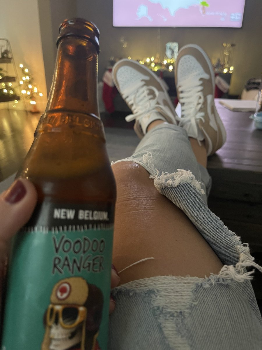 Breezy28's tweet photo. Juuust sitting here waiting for the day I get to have a beer with @jasonsudeikis @TedLasso #tedlassoyoureinvitedtomy40thbday #TedLasso #JasonSudeikis #july19th2022 #dailyinvite @voodooranger @Nike https://t.co/7TKcUB43vo