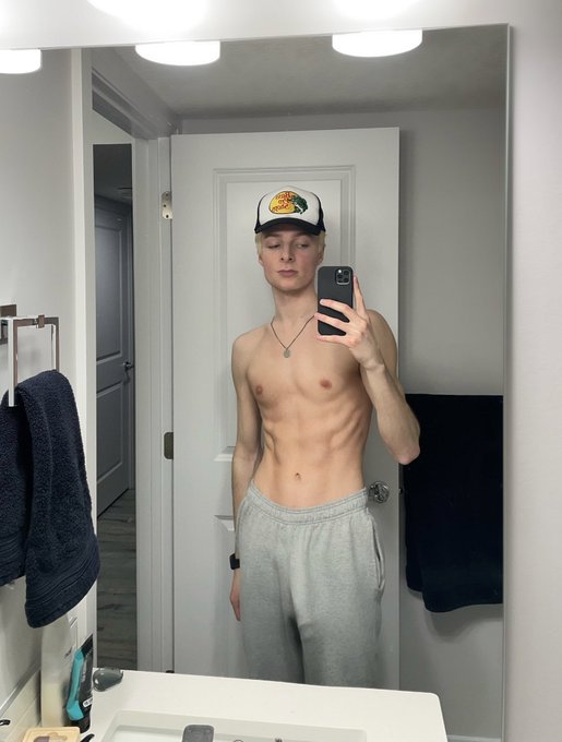 Who likes my sweatpants? https://t.co/zzbvv0qeIa