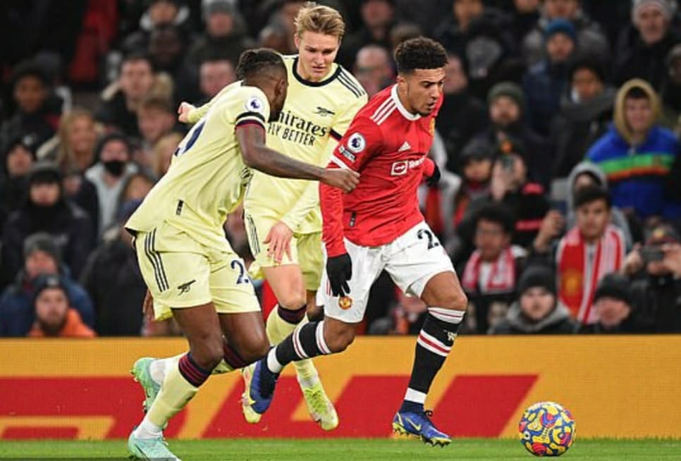 Манчестер юнайтед арсенал прямой. Arsenal vs Manchester United. Arsenal vs Manchester United Live. Соперничество футбольных клубов «Арсенал» и «Манчестер Юнайтед».