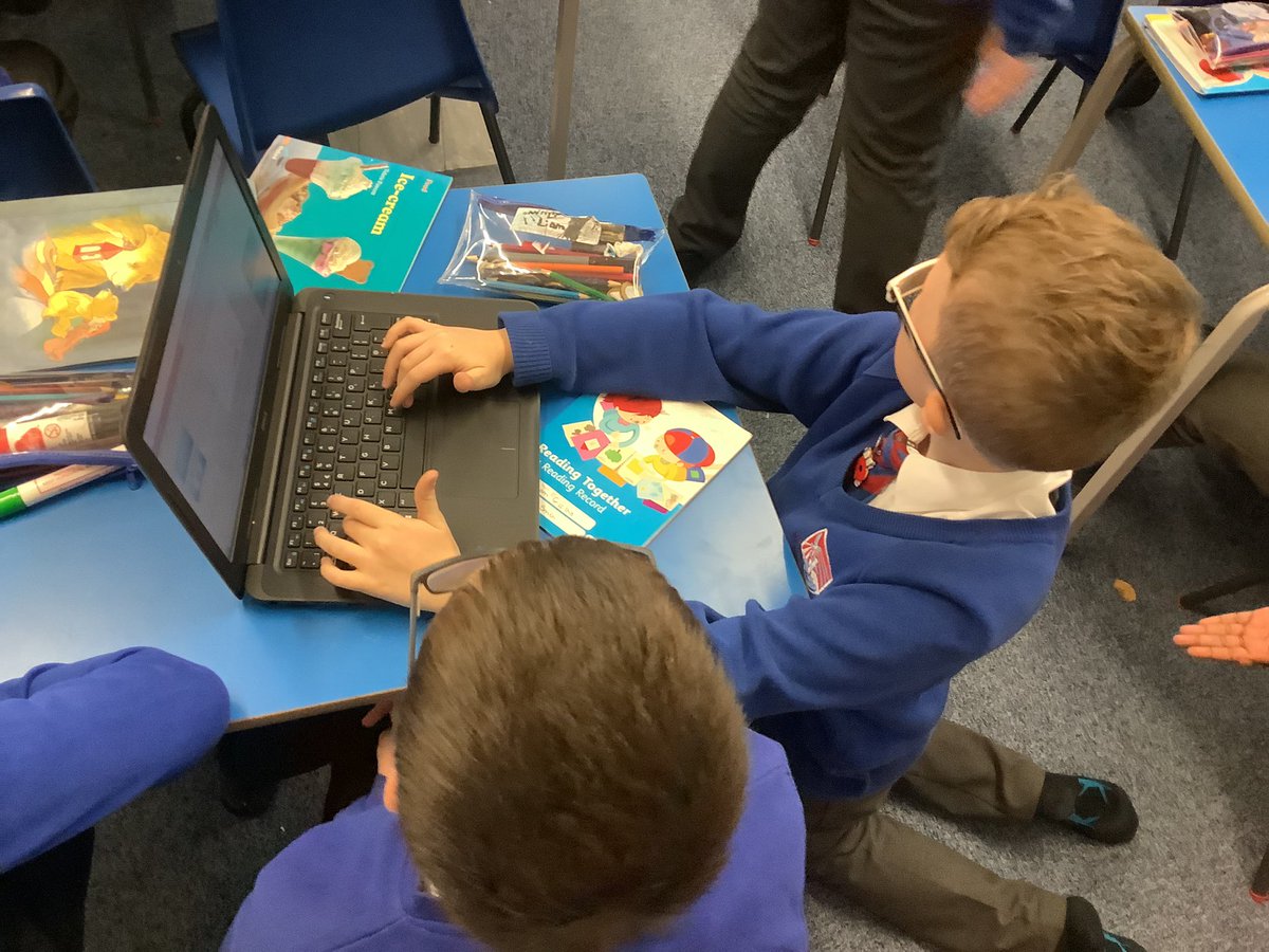 SJBsolihull's tweet photo. Year 5 have been hard at work creating #VectorDrawings and creating a presentation about their work. Our @eCadets Ren was there to lend a helping hand. #SJBComputing #eCadets @OurLadyandAllS1 https://t.co/bPeXaqny0d