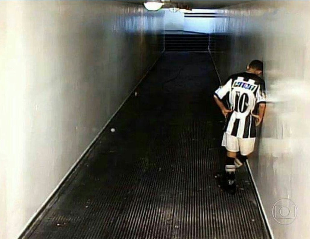 joaootaviosm's tweet photo. Uma vida inteira com essa imagem na cabeça. Que noite longa que acabou. https://t.co/DHMErTEgSV