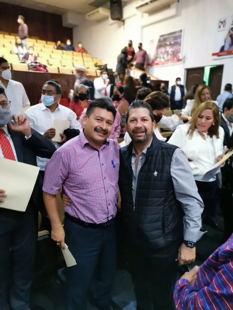 FernandoKuriMX's tweet photo. El día de hoy acompañe a nuestro Presidente Marlon Ramirez en la entrega de constancias al segundo bloque de regidores electos que representarán a nuestro partido en sus municipios.
#unidossomosmasfuertes https://t.co/N7h6oTxay9