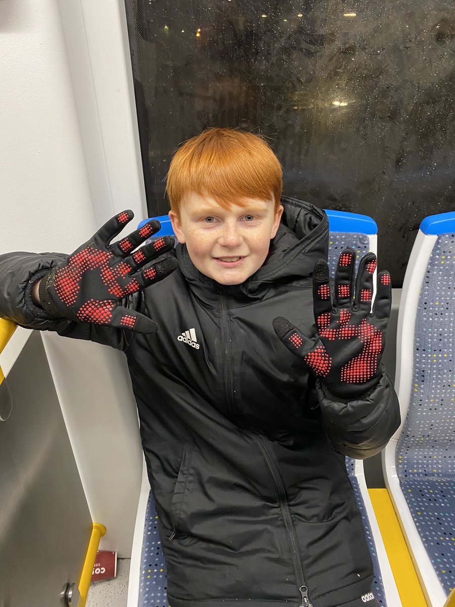 Thank you for your gloves <a href="/AnthonyMartial/">Anthony Martial</a> - From Harry 😀⚽️