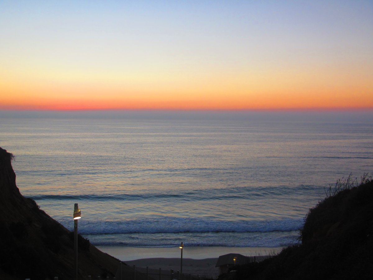 AspenSpin's tweet image. going surf n turf this winter.  @SmileyYYC  @jimrome @BrahinHB   less #skiing / more #sponging   100 yds from this sunset view.