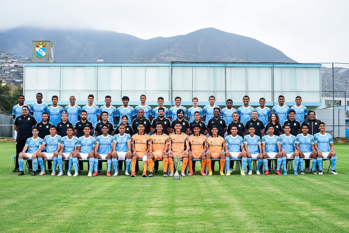 ClubSCristal's tweet photo. 𝘗𝘈𝘙𝘈 𝘗𝘖𝘕𝘌𝘙𝘓𝘖 𝘌𝘕 𝘜𝘕 𝘔𝘈𝘙𝘊𝘖. 🖼️🔝

🏆¡𝗟𝗔 𝗙𝗢𝗧𝗢 𝗗𝗘𝗟 𝗖𝗔𝗠𝗣𝗘Ó𝗡 𝗦𝗨𝗕-𝟭𝟴! 🏆

#66AñosDePaSCion
#FuerzaCristal
#SomosFamilia https://t.co/lw5kXRhW2L
