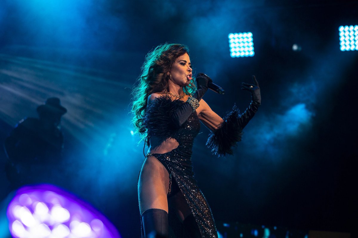 GloriaTrevi's tweet photo. Me encantó verlos anoche en el #EVENTO40VIP ¿Qué canción cantaron más? https://t.co/6ISxWe1Zst