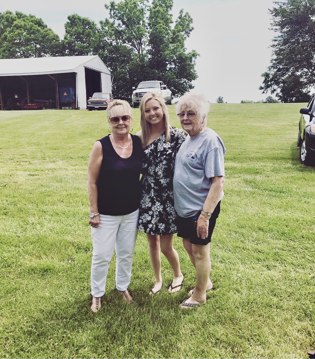 kaylangates's tweet photo. I would have given anything to say goodbye, if I would have known. 💔 https://t.co/WGt0P8H42I