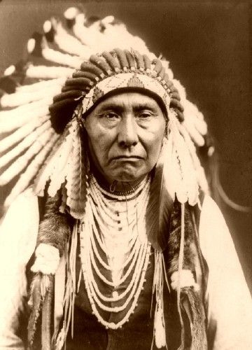 JostoMaffeo's tweet photo. 🐎🪶CABALLO LOCO, nativo americano que derrotó al según muchos genocida general George Armstrong #Custer (1876).
El jefe de los #Sioux Oglala nació como Tasunka #Witko en #DakotaDelSur el 3 (o 4) diciembre 1849.
Aunque ganador de la sangrienta batalla, fue obligado a rendirse https://t.co/0rgkY1SjPd