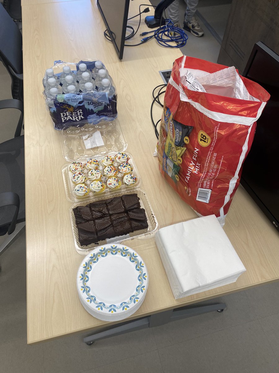 thekatestewart's tweet photo. End of semester presentations and party for my J291 class! So proud of each of these students for growing their writing and creative skills throughout this semester! #uofscstudents #proud https://t.co/jRwWHoie91